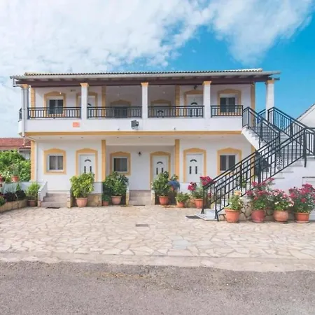 Aleka 4 Apartamento